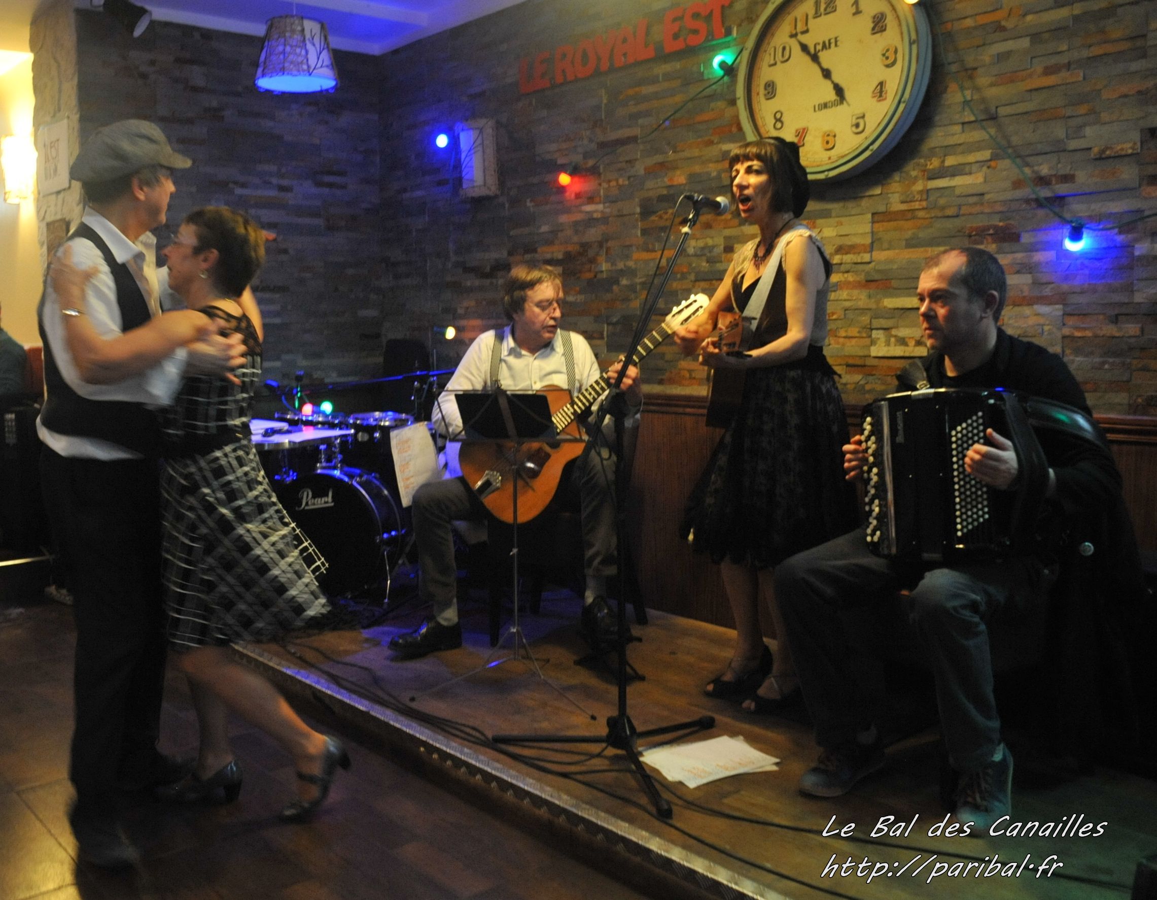 Julie chante et Pierrôt danse